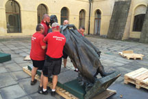 Moving of a statue of J. V. Myslbek at Prague Castle (680 kg)